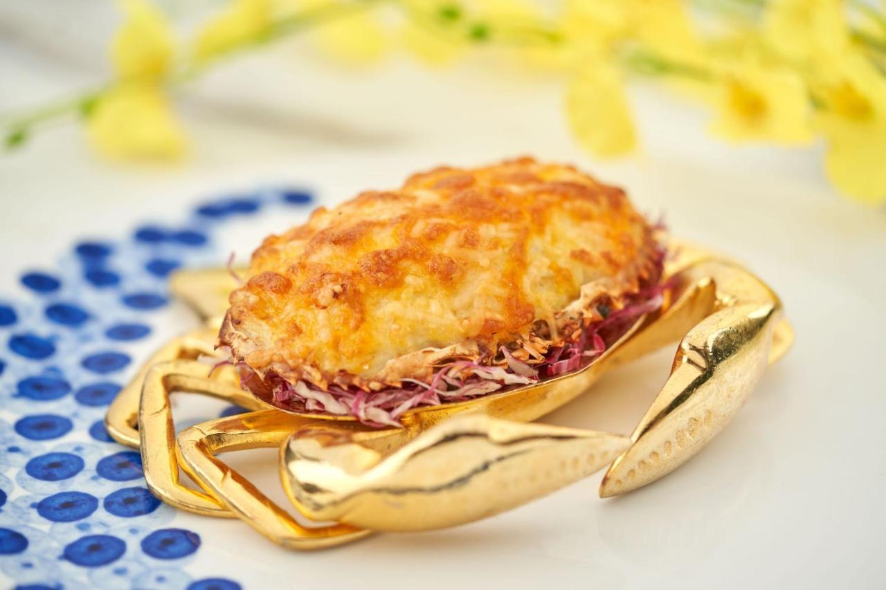 Hong Kong Gold Coast Hotel Exterior foto A crab-shaped crab cake