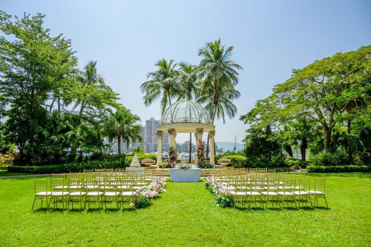 Hong Kong Gold Coast Hotel Exterior foto The lawn at the Hong Kong Club