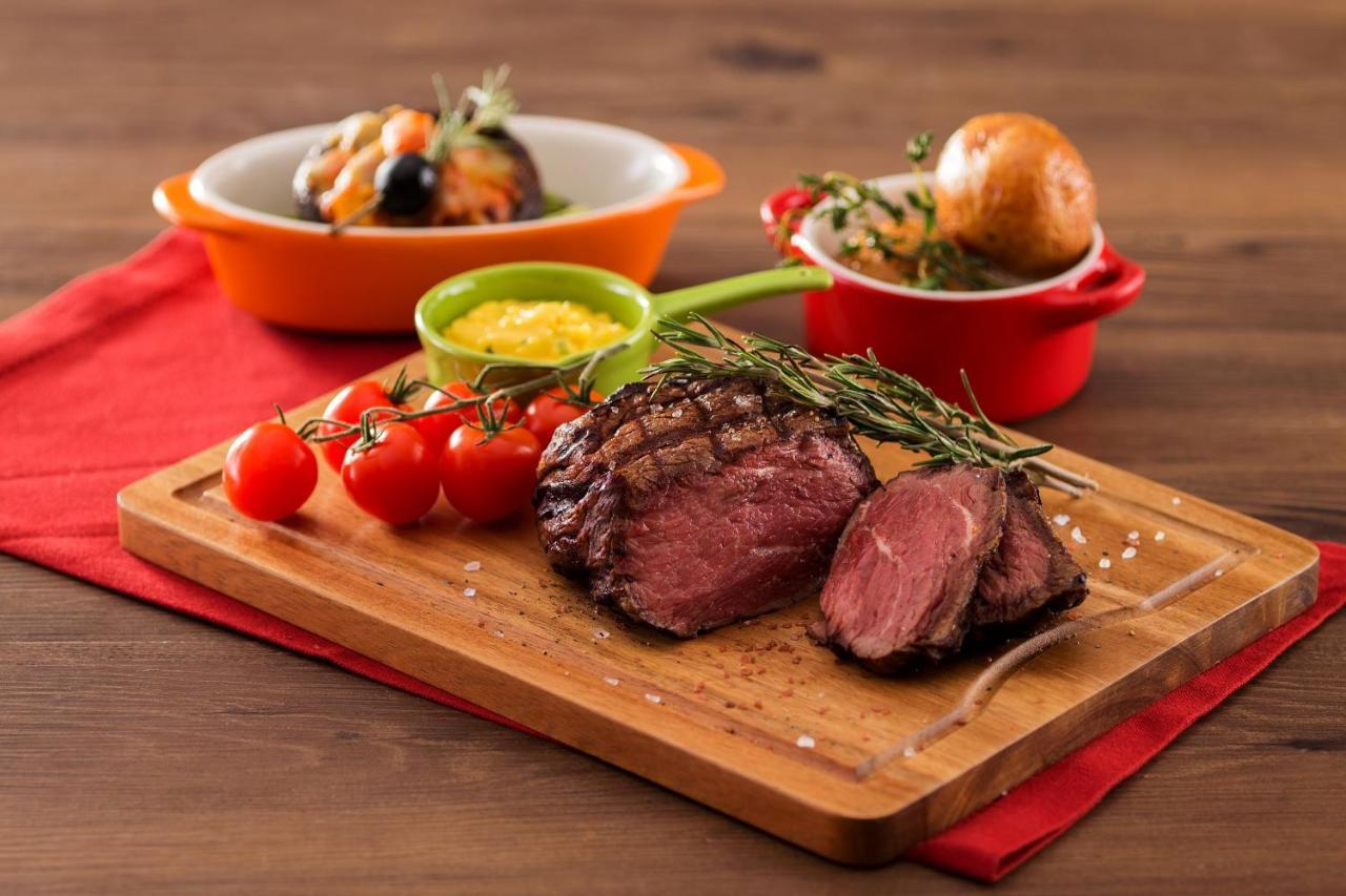 Hong Kong Gold Coast Hotel Exterior foto A steak prepared with the dry-aging technique