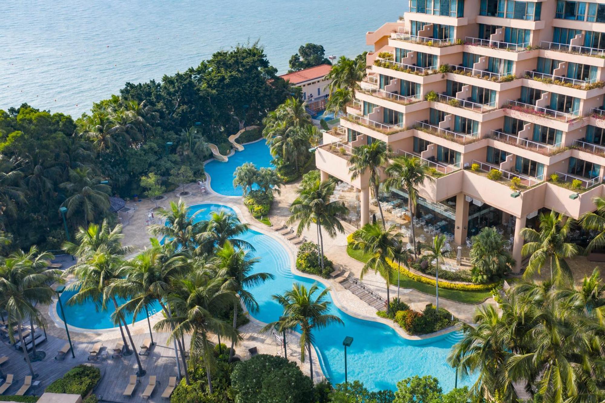 Hong Kong Gold Coast Hotel Exterior foto The swimming pool at Shangri-La Tanjung Rhu